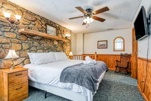 Un dormitorio con una pared de piedra y una cama en Herons Rest, en Moneta
