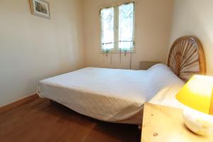 een slaapkamer met een groot bed en een raam bij Bright cocoon with shared pool in Bandol in Bandol