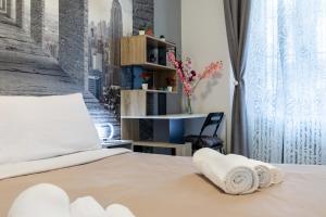 1 dormitorio con 1 cama con toallas en Milano - Buenos Aires - wi-fi - Netflix - metro en Milán