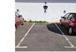 twee auto's staan geparkeerd op een parkeerplaats bij Design Apartments Red Blue in Osijek +21 foto's