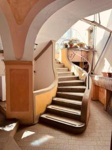 een wenteltrap in een gebouw met een trap bij La Tuga appartamento stile marinaro sul mare in Imperia