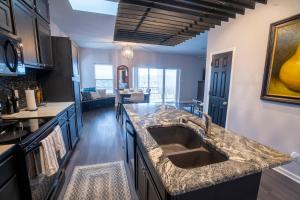 Cuina o zona de cuina de Brooklynn's Bay, Elegant Lakefront Condo Retreat