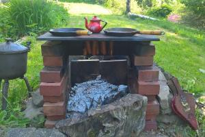 a brick barbecue with two pans on top of it at Chata Trapera na Groniu in Koszarawa