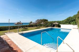 una piscina con vistas al océano en Oasis la Cala en Mijas
