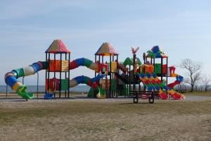 um parque infantil num parque com escorrega em Seaview Beach Front Grado Pineta Andromeda em Grado-Pineta