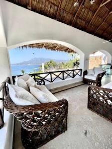 een woonkamer met een bank en uitzicht op de oceaan bij Luxurious residence with sea view in Manzanillo