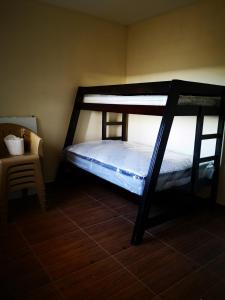 - une chambre avec 2 lits superposés et une table dans l'établissement Hermosa Casa Villas de Cortes en Altata, à Culiacán