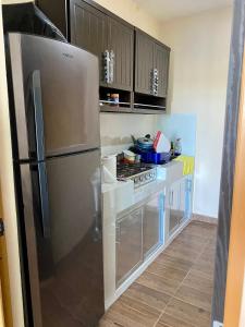 La cuisine est équipée d'un réfrigérateur et de placards en acier inoxydable. dans l'établissement Hermosa Casa Villas de Cortes en Altata, à Culiacán