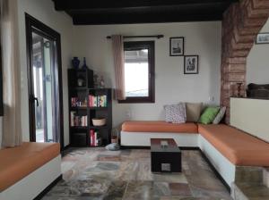 un salon avec un canapé et une table dans l'établissement Villa Chloe - Amazing view Villa with swimming pool, à La Canée