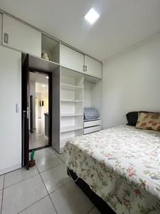 a bedroom with a bed and a walk in closet at Winterville flat 307 in Gravatá