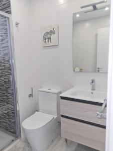 A bathroom at Encantador apartamento residencial con piscina
