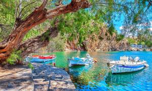 un grupo de barcos atracados en un cuerpo de agua en Villa Carolina Private Pool, en Agios Nikolaos
