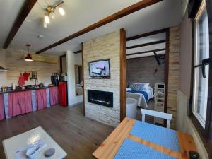 1 dormitorio y sala de estar con chimenea. en Apartamento Rural Amaluna en El Torno