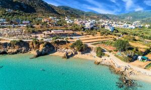 Una vista aérea de una playa con un resort. en Villa Carolina Private Pool, en Agios Nikolaos 23 fotos más