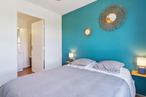 - une chambre bleue avec un grand lit et 2 oreillers dans l'établissement Cosy 40m with terrace in Vannes, à Vannes