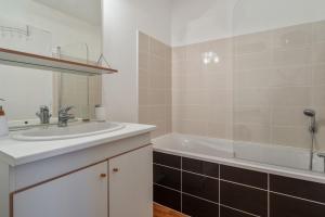 W łazience znajduje się umywalka i wanna. w obiekcie Cosy 40m with terrace in Vannes w mieście Vannes