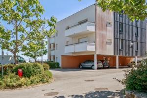 budynek z parkingiem w obiekcie Cosy 40m with terrace in Vannes w mieście Vannes +1 zdjęcie