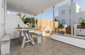 a patio with a table and chairs and a building at Cozy Andrée Apartment in Pachaina