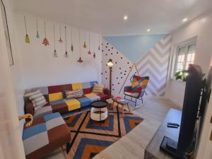 sala de estar con sofá y silla en Almada central by Innkeeper, en Almada
