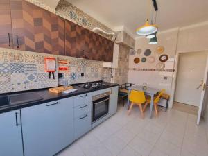 A kitchen or kitchenette at Almada central by Innkeeper