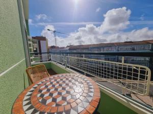 balcón con mesa y vistas a la ciudad en Almada central by Innkeeper, en Almada