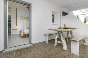 a dining room with a table and a bedroom at Cozy Andrée Apartment in Pachaina
