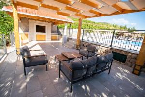 Ein Balkon oder eine Terrasse in der Unterkunft Beachfront Apartments Vala with a swimming pool