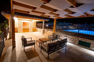Der Swimmingpool an oder in der Nähe von Beachfront Apartments Vala with a swimming pool
