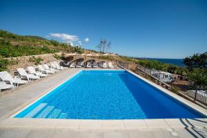 einen Pool in einer Villa mit Meerblick in der Unterkunft Beachfront Apartments Vala with a swimming pool in Orebić