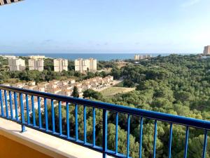 balcón con vistas a la ciudad en Clara Campoamor Seaview Apartment, en Orihuela