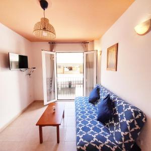 A television and/or entertainment centre at Apartamentos Vicenta Playa Carihuela