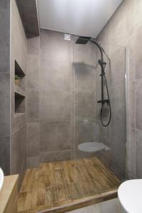 y baño con ducha y puerta de cristal. en Luxury Apartments STUD - VB, en Ostrava