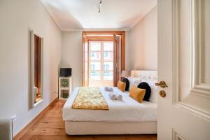 um quarto com uma cama e uma janela em Casa Portuguesa Prata em Lisboa
