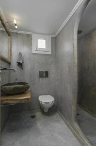 a bathroom with a toilet and a sink at Cozy Andrée Apartment in Pachaina