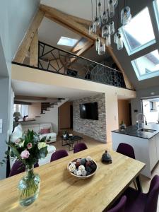 cocina y sala de estar con mesa de comedor y loft en Appartement le penthouse, Villa Les Bains De Mers en Mers-les-Bains