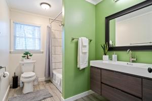 O baie la Decked Out 3BR Near Atlanta National Golf Club +20 fotografii