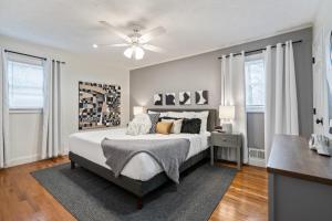 Un pat sau paturi într-o cameră la Decked Out 3BR Near Atlanta National Golf Club