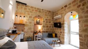 Zimmer mit Küche und Wohnzimmer in der Unterkunft Mamila space in Jerusalem