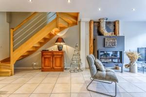 salon ze schodami i kominkiem w obiekcie Les Terrasses de Bredanne w mieście Doussard +7 zdjęć
