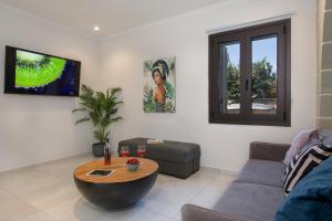 Televízia a/alebo spoločenská miestnosť v ubytovaní Anastasia & Maria Luxury Residence