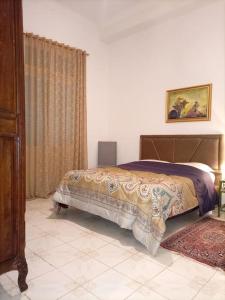 ein Schlafzimmer mit einem Bett in einem Zimmer in der Unterkunft Appart Central in Tunis