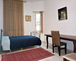 - une chambre avec un lit, un bureau et une table dans l'établissement Appart Central, à Tunis