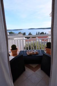 Uma mesa e cadeiras em uma varanda com vista para o oceano. em Hvar Top View Luxury room em Hvar