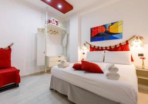 ナポリにあるApartment Duomoのベッドルーム(赤い枕の大きな白いベッド付)