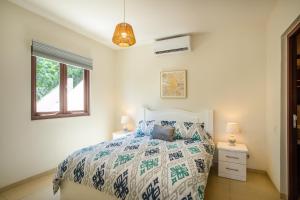 une chambre avec un lit et une fenêtre dans l'établissement Blue Bay - Apartment Greenview, à Dorp Sint Michiel 51 autres photos
