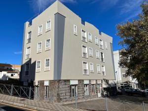 un gran edificio blanco con muchas ventanas en Vivienda vacacional La Laguna Deluxe 9, en La Laguna