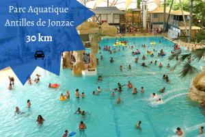 a group of people in a swimming pool at a water park at Le Charmant Appartement au coeur du BLAYAIS in Blaye