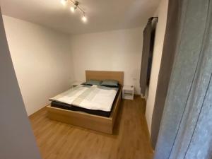 1 dormitorio pequeño con 1 cama en una habitación en Apartma SOČA, en Most na Soči
