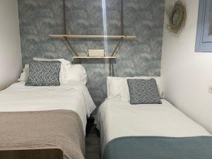twee bedden naast elkaar in een kamer bij Apartamento El Cuco in Candeleda