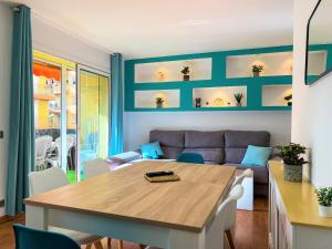 uma sala de jantar com uma mesa e um sofá em Vivalidays Stephane - Fenals - LLoret de Mar em Lloret de Mar